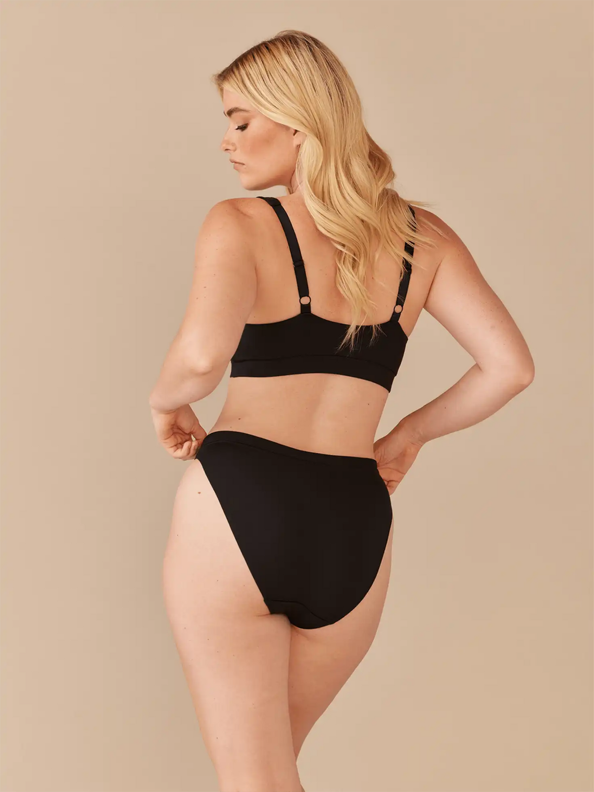 UltraModal™ FeelFree Square Neck Bralette | Black